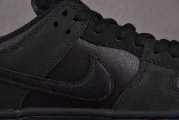 NIKE SB DUNK LOW BLACK PIGEON - 883232-008