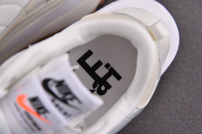 SACAI X NIKE VAPORWAFFLE "SAIL" DD1875-100