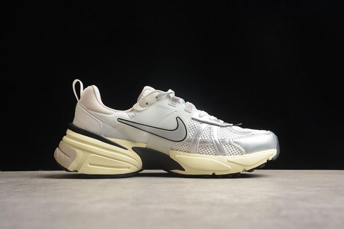 NK V2K Runtekk " Summit White Metallic Silver " FD0736-100