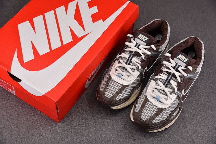 NIKE Zoom Vomero 5 