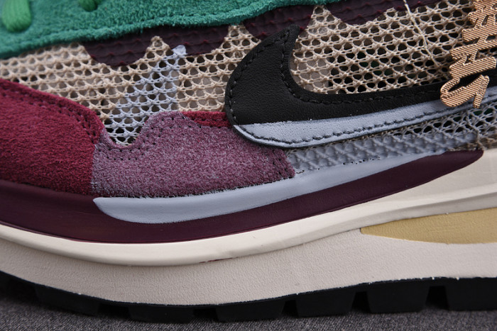 SACAI X NIKE VAPORWAFFLE "STRING/BLACK VILLAIN-RED" DD3035-200