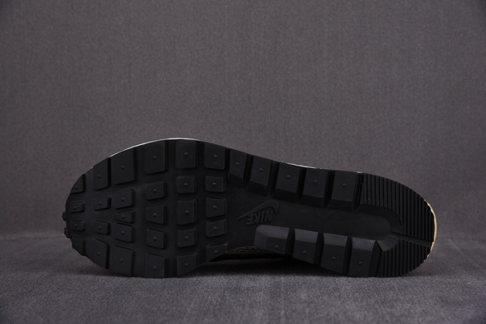 SACAI X NIKE VAPORWAFFLE "STRING/BLACK VILLAIN-RED" DD3035-200